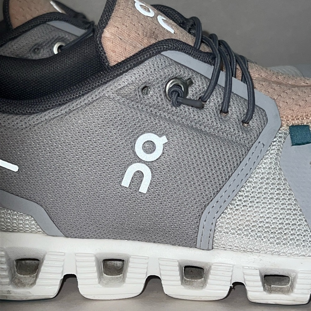 On Cloud 5 grey/white/peach – LIKE NEW - Picture 12 of 16